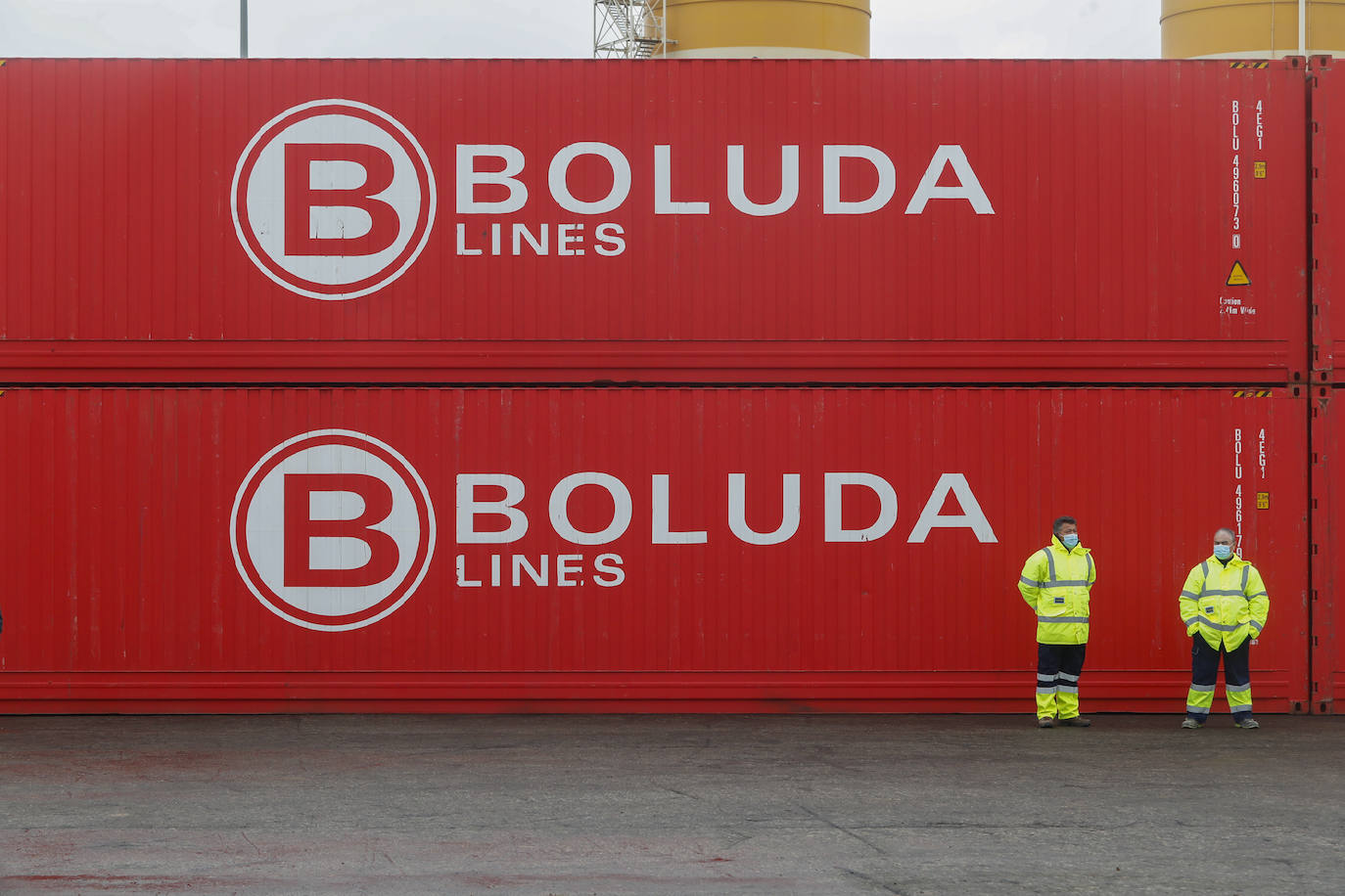 El presidente de Cantabria, Miguel Ángel Revilla; y el director de Planificación de Puertos del Estado, Manuel Arana, entre otros, han asistido a la colocación de la primera piedra de la terminal de contenedores de Boluda Shipping en el Espigón Norte de Raos.