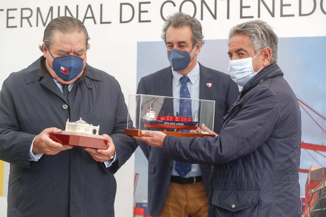 El presidente de Cantabria, Miguel Ángel Revilla; y el director de Planificación de Puertos del Estado, Manuel Arana, entre otros, han asistido a la colocación de la primera piedra de la terminal de contenedores de Boluda Shipping en el Espigón Norte de Raos.