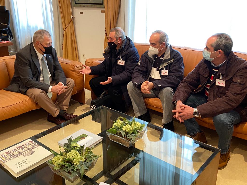 El presidente del Parlamento habla con los representantes de AMA.