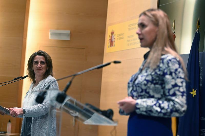 La vicepresidenta, Teresa Ribera, junto a la comisaria de Eenrgía, Kadri Simson. 