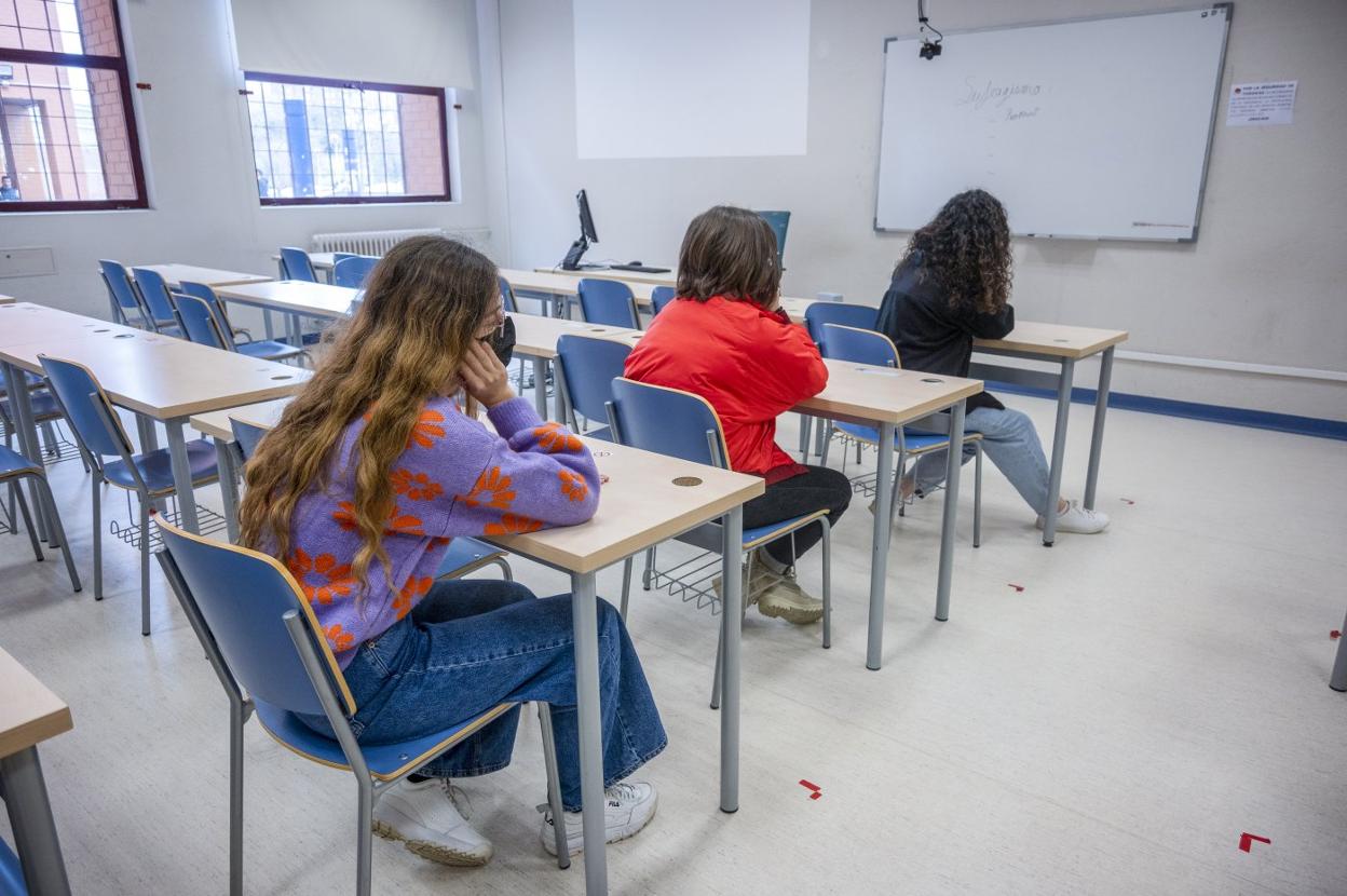 De atrás hacia delante, Sandra Sáez, Lucía Zarataín y Celia Martínez, alumnas de Historia, toman asiento en un aula del Interfacultativo, el jueves pasado en Santander. 