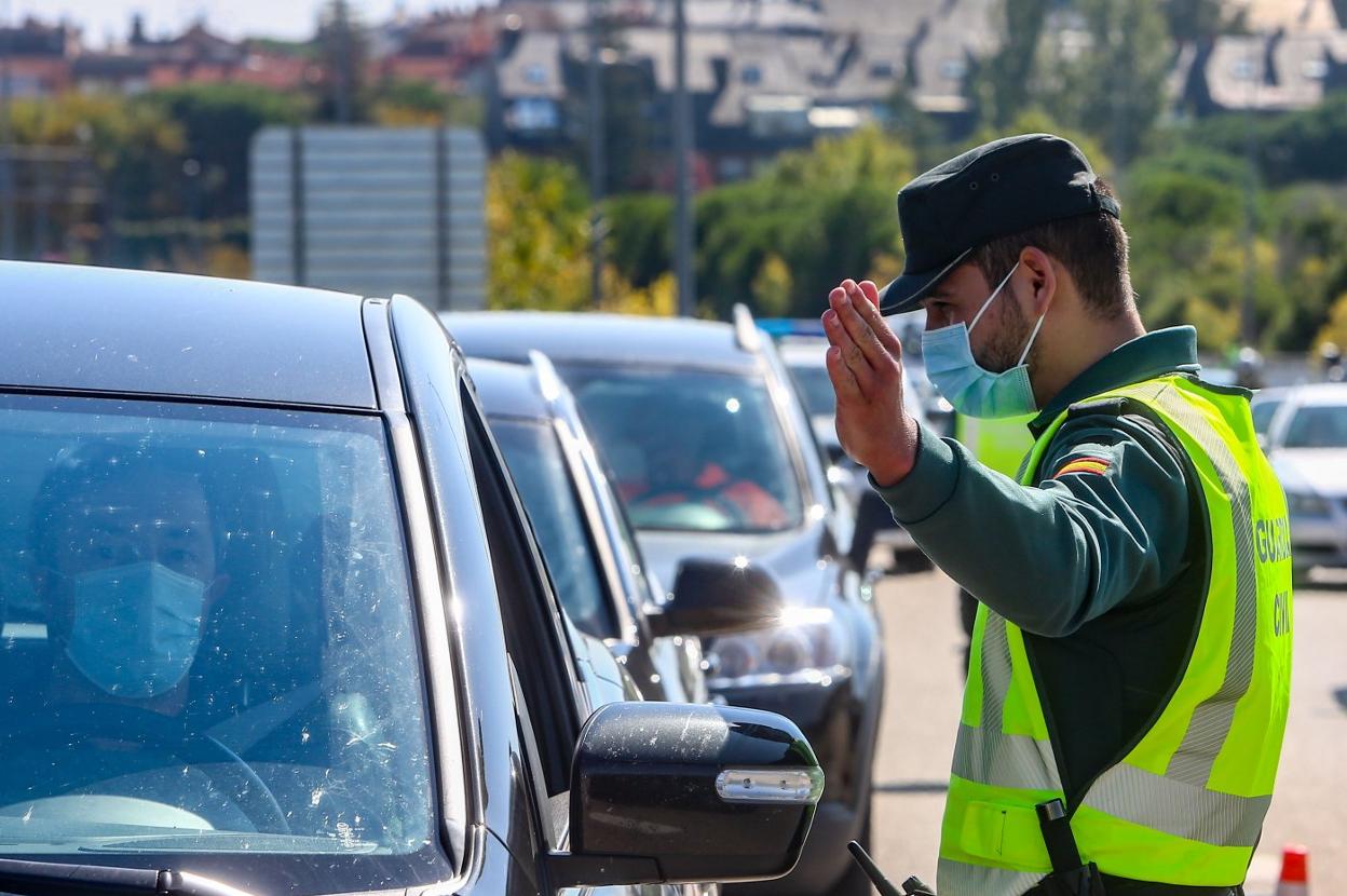 Un agente de la Guardia Civil participa en un control de tráfico. dm