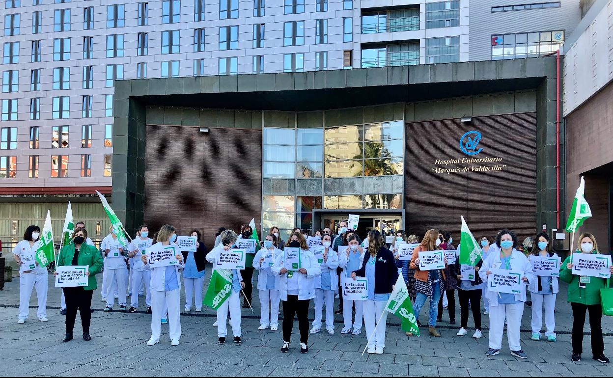 Enfermeras y fisioteraputas, durante la protesta esta mañana en Valdecilla. 