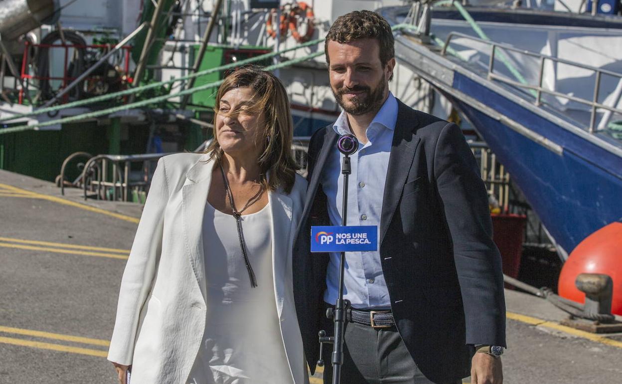 Imagen de octubre de 2019 cuando Pablo Casado acompañado de la presidenta del PP regional, María José Sáenz de Buruaga, visitó Santoña.