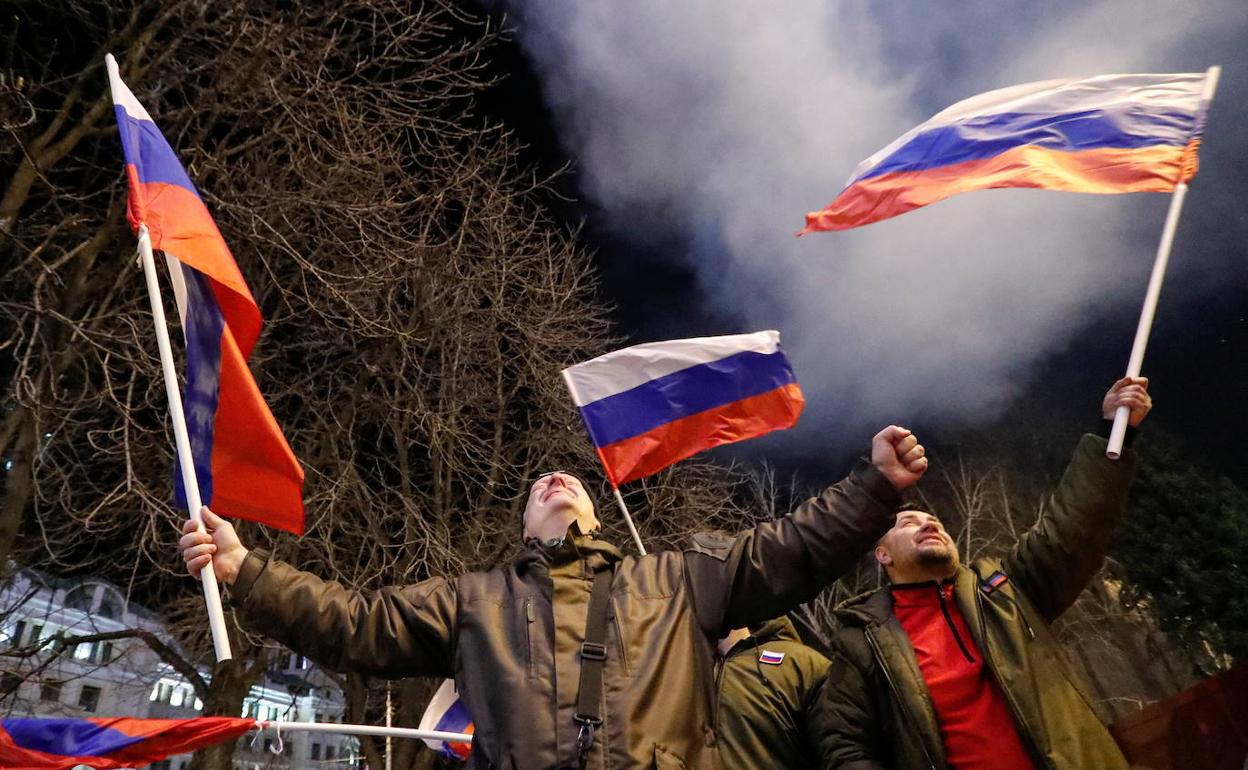 Celebraciones en las calles de Donetsk con banderas rusas.