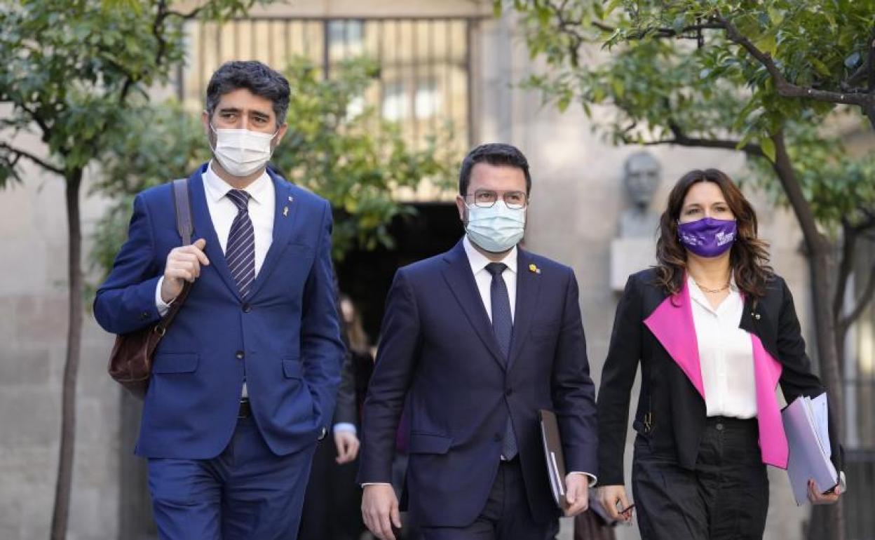 El presidente de la Generalitat, Pere Aragonès, junto a su vicepresidente, Jordi Puignerò, y la consellera de Presidencia, Laura Vilagrà.