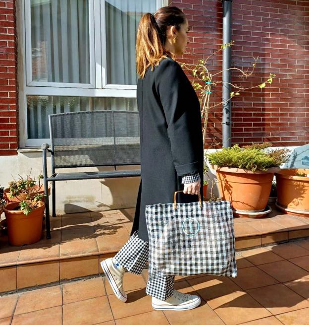 Look 'black&white', combinando el vestido y el bolso.