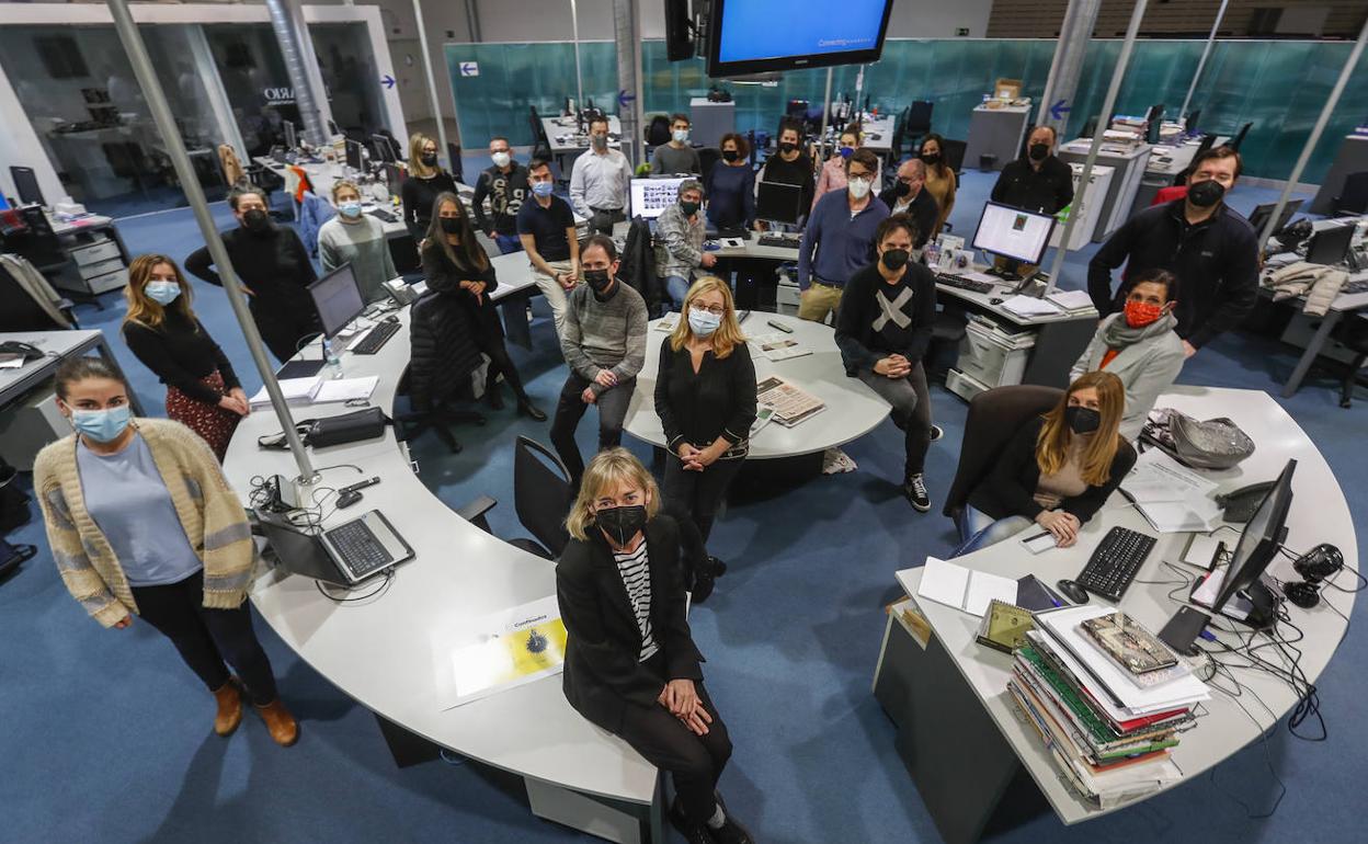 La periodista Teresa Cobo, en primer término, ayer, en la sede de El Diario Montañés, con parte del equipo de la redacción