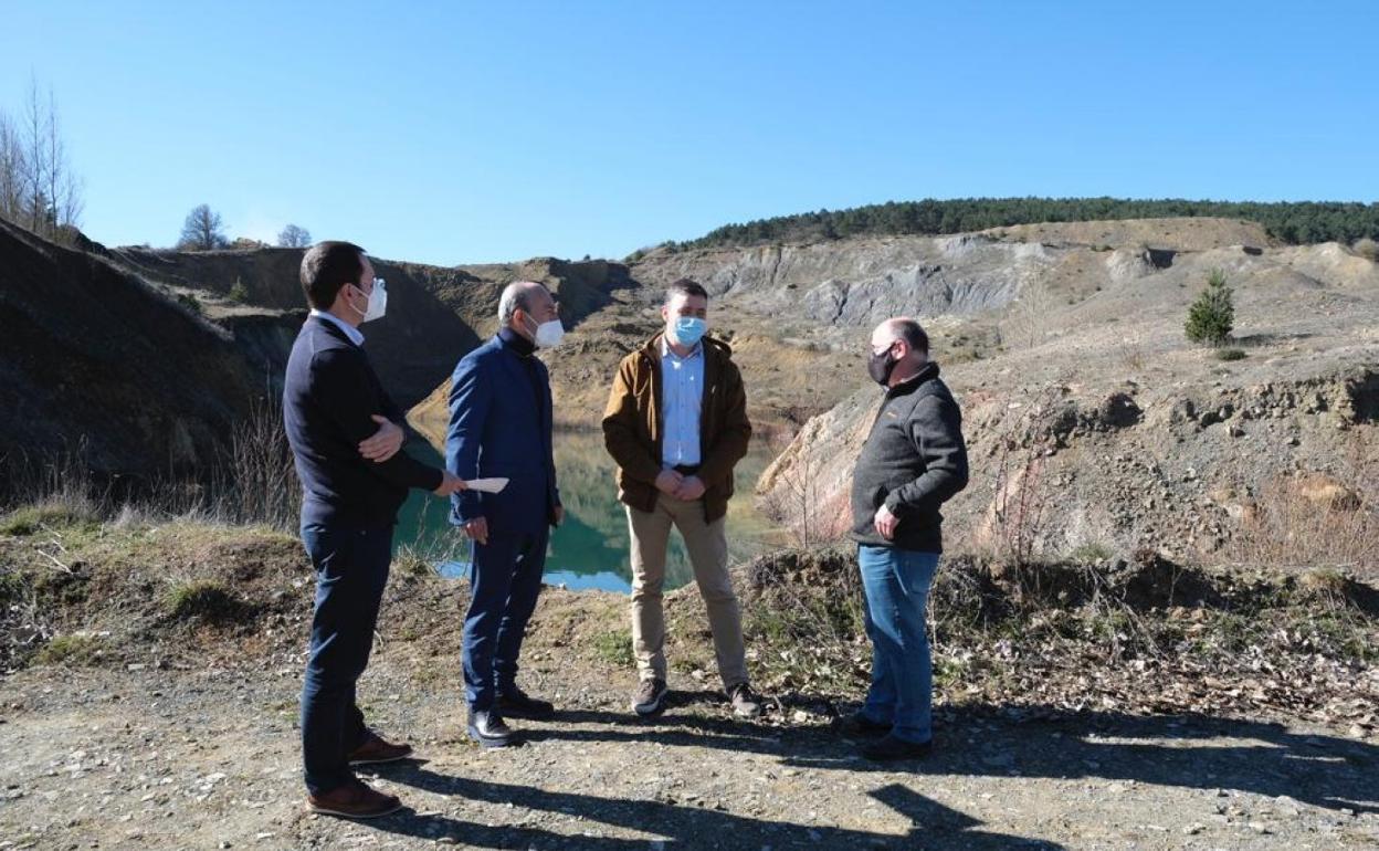 Autoridades regionales y locales, durante la visita a la zona que será restaurada. 