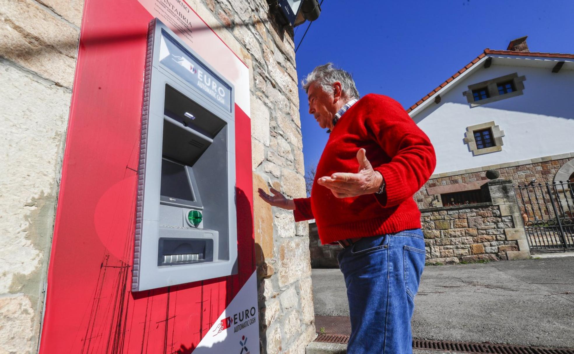 Rafael Canal, vecino de Bárcena de Pie de Concha, ayer, en el cajero automático instalado como medida para evitar la exclusión bancaria.