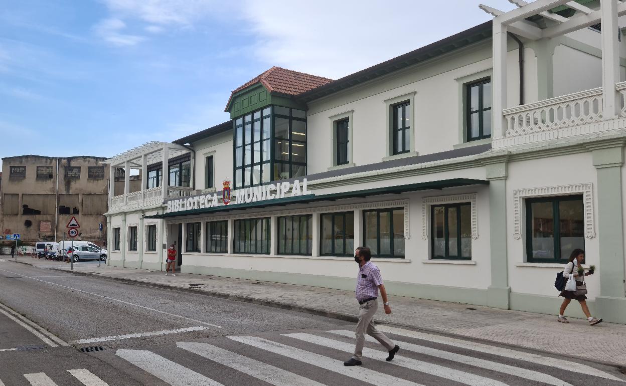 Un vecino cruza la calle frente a la Biblioteca Municipal de Camargo, el año pasado, en Maliaño.