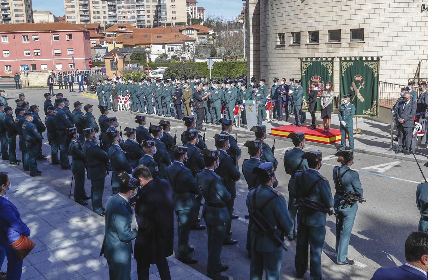 Centenares de efectivos de la Guardia Civil escuchan el discurso de Antonio Jesús Orantos.