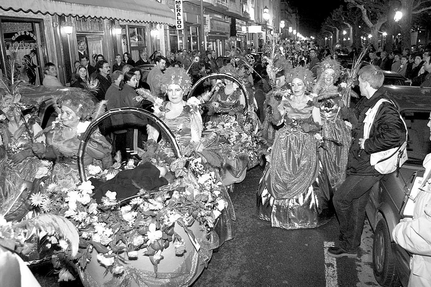 Un grupo de mujeres desfila en el carnaval de Torrelavega en 2002. 