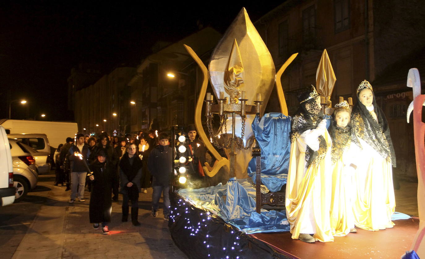 Niños desfinaldo en el entierro del Cachón del carnaval de Camargo de 2012