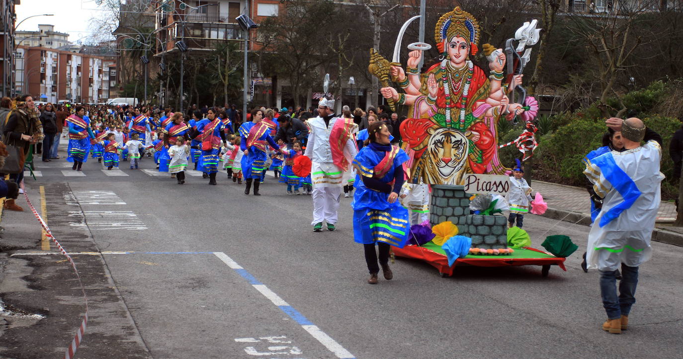 Mayores y niños en el carnaval de Laredo en 2015.