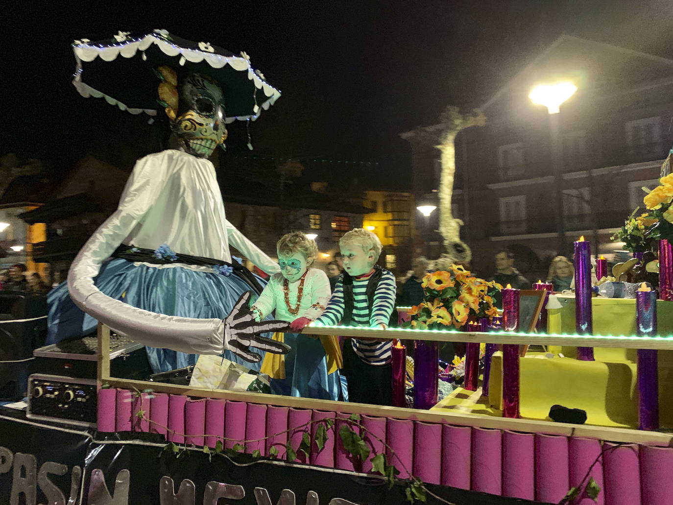 Dos niños disfrazados en el carnaval de 2019 en Cabezón de la Sal en 2019.