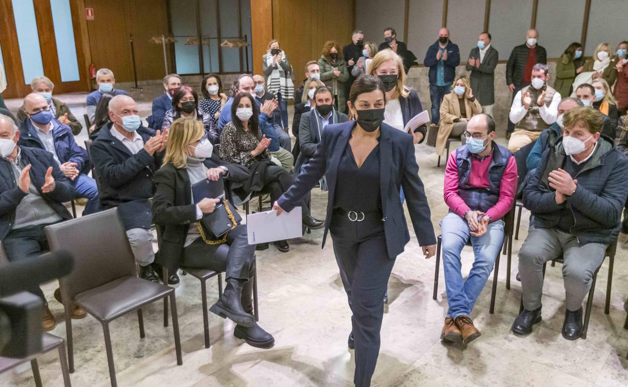 María José Sáenz de Buruaga entra, delante de su secretaria general, a la sala donde reunió ayer a la Junta Directiva Regional del PP. 