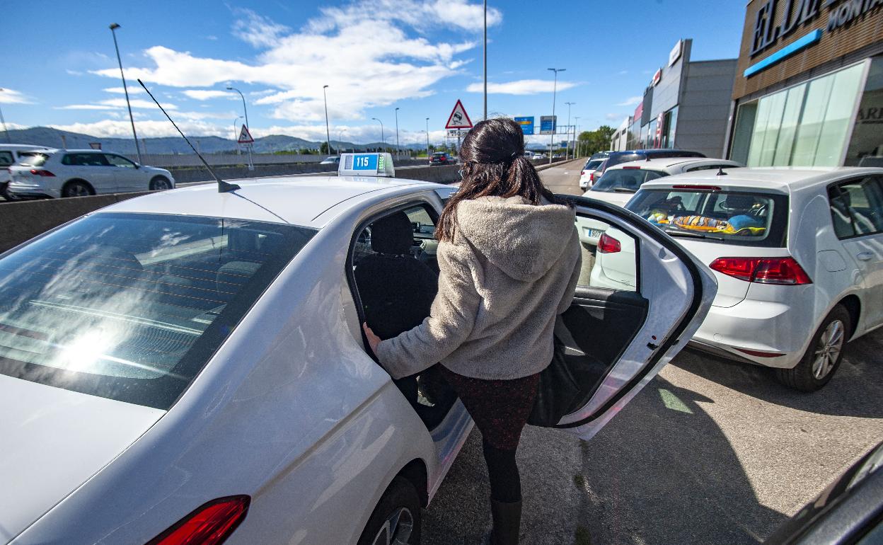 Una usuaria coge un taxi, en una imagen de archivo tomada en las inmediaciones de El Diario, en Santander.