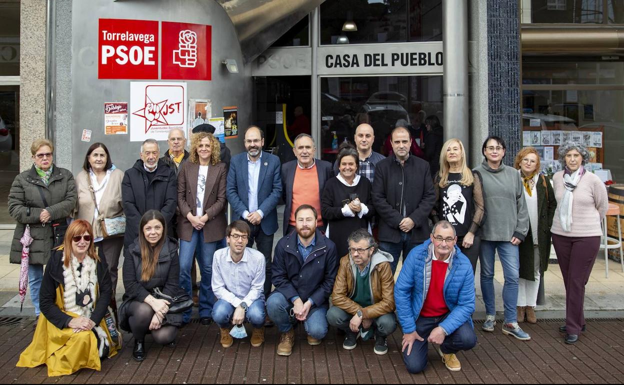 El nuevo secretario general del PSOE en Torrelavega, José Luis Urraca, posa rodeado de diecinueve de los veinticuatro integrantes de su Ejecutiva, con la que ayer mantuvo su primera reunión en la Casa delPueblo