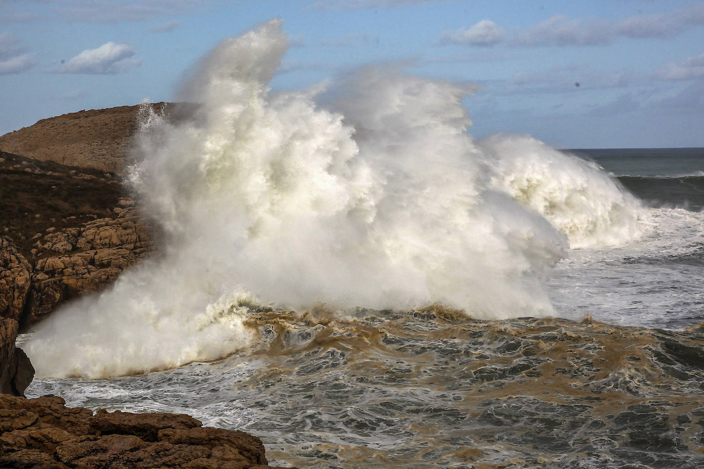 Fotos: El mar rompe con furia contra la costa, con olas de hasta seis metros