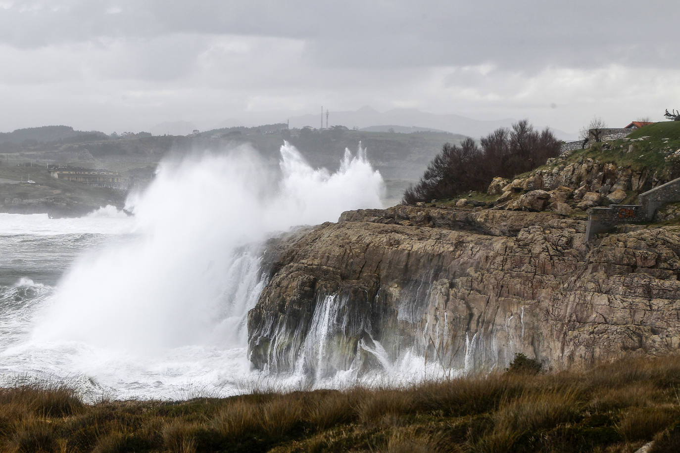 Fotos: El mar rompe con furia contra la costa, con olas de hasta seis metros