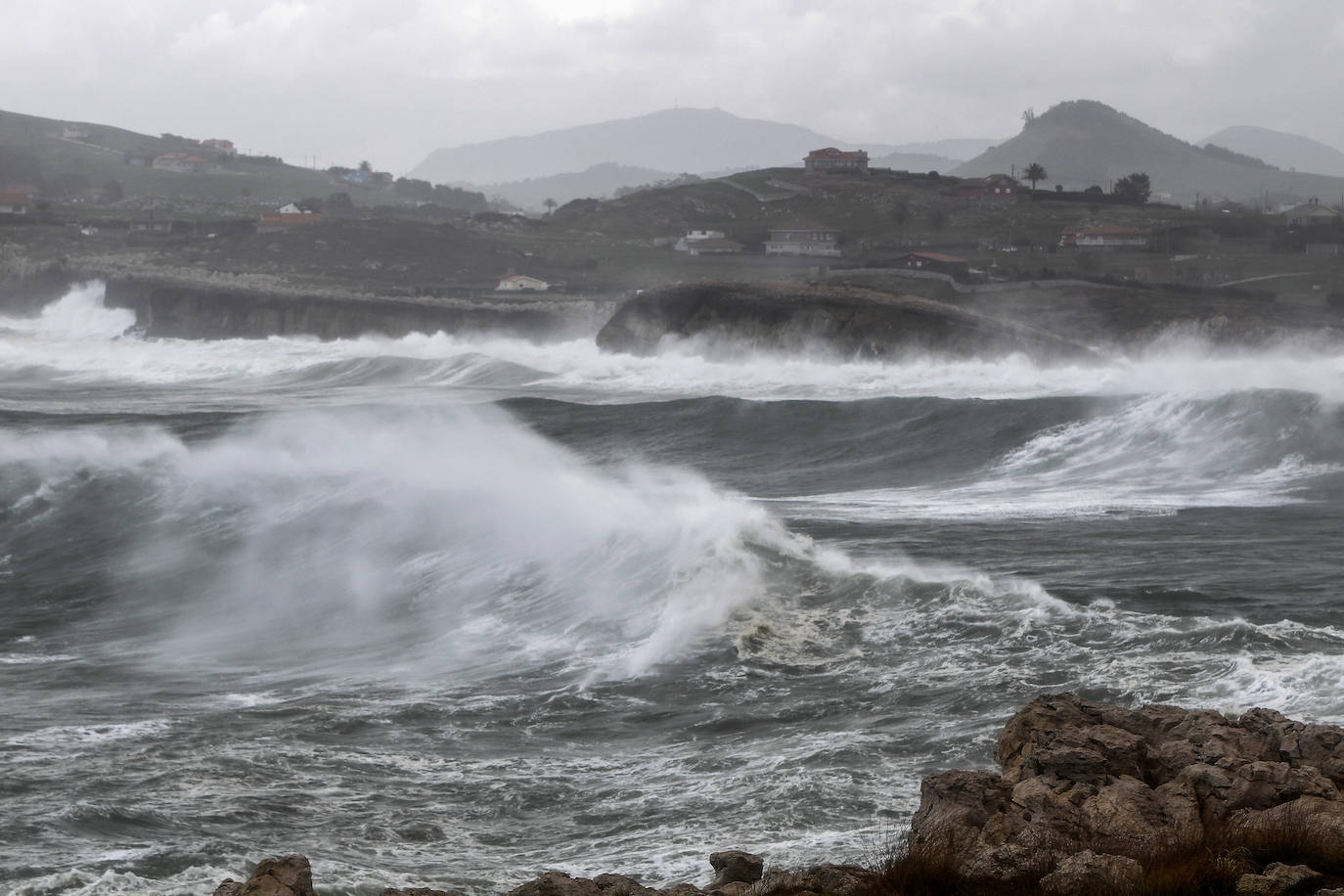 Fotos: El mar rompe con furia contra la costa, con olas de hasta seis metros