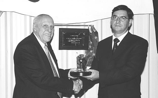 De izq. a dcha, Manuel Arroyo, del Museo del Queso de Cantabria y Julio Cabrero, vicepresidente de Caja Cantabria