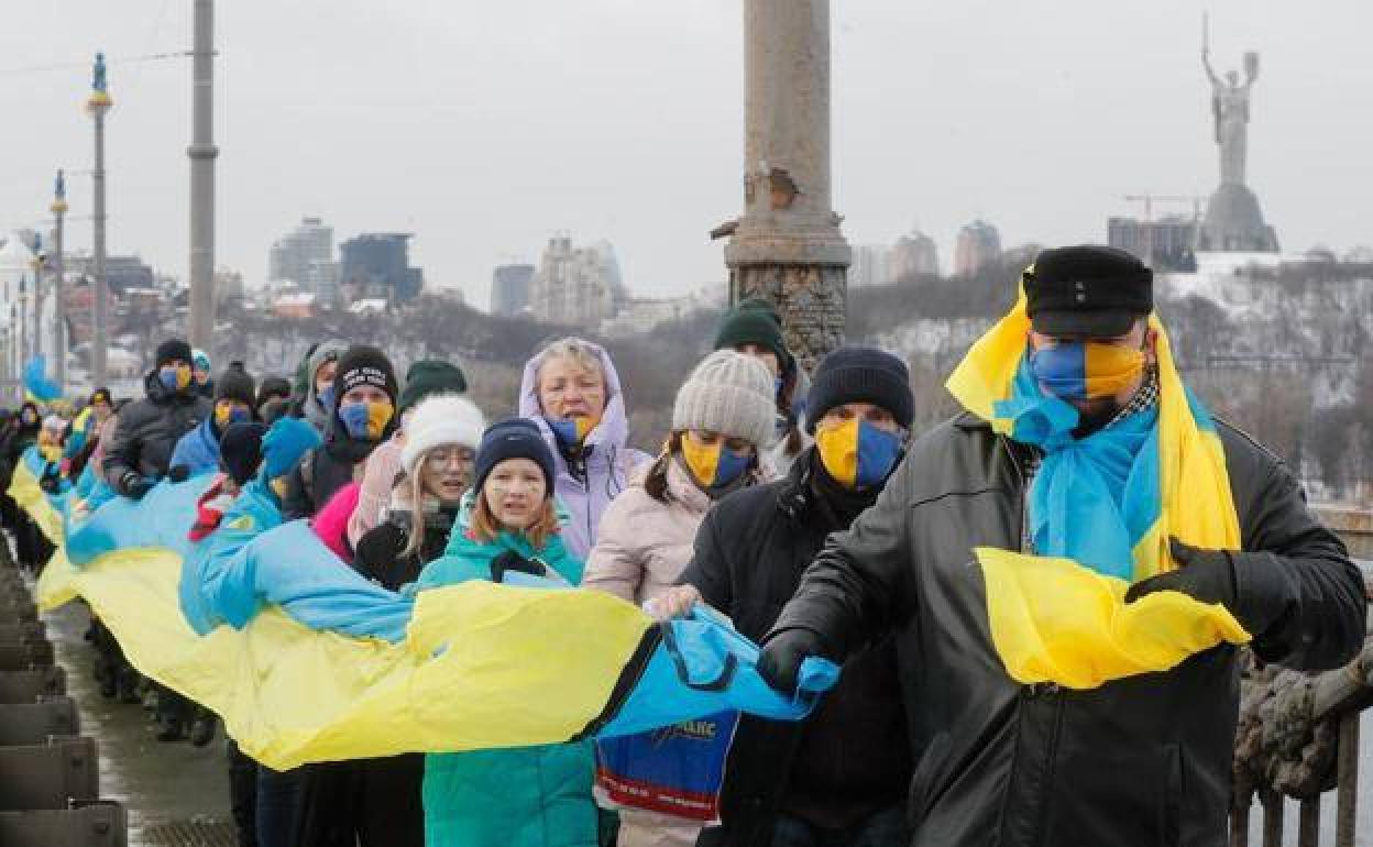 Cadena humana en Kiev para celebrar el día de la unidad. 