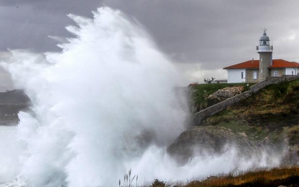 Imagen. Grandes olas en Suances.