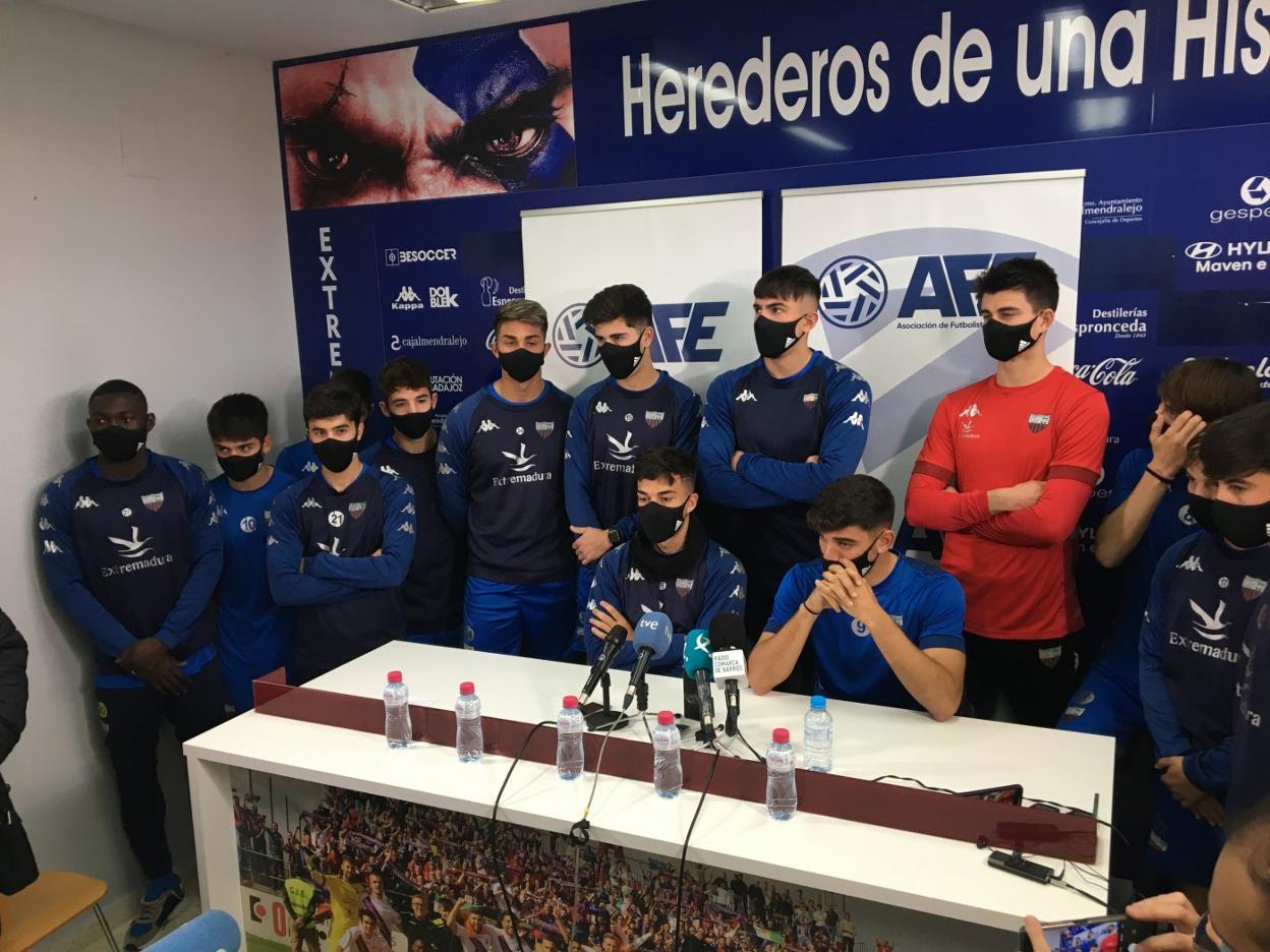 Los jugadores del Extremadura, durante su rueda de prensa del jueves. 