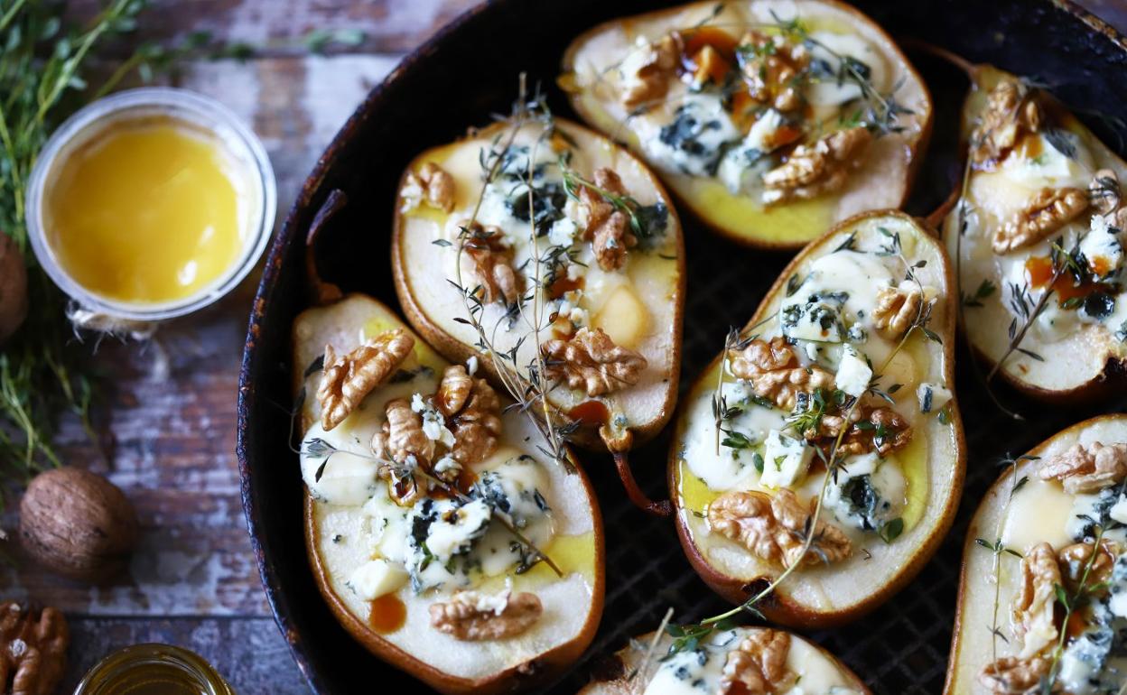 Peras asadas con queso Roquefort (AOP), miel y nueces, una receta popular en Francia. Dm