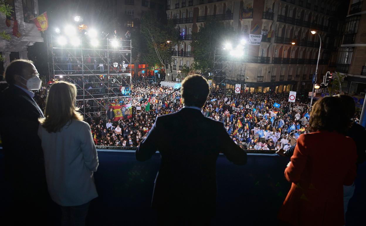 Casado (centro) y Díaz Ayuso (a su derecha) celebran la victoria en Madrid en la sede central del PP en Génova 13. 