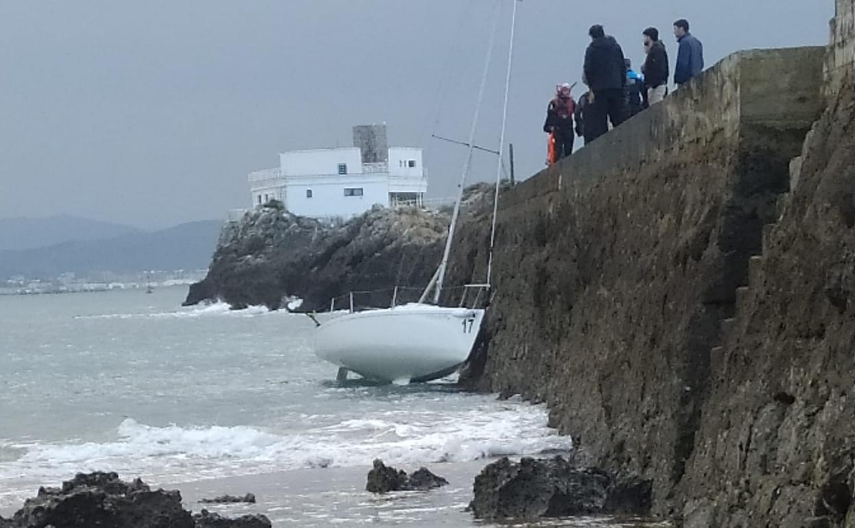 El velero chocó contra el espigón de la playa de Los Bikinis. 