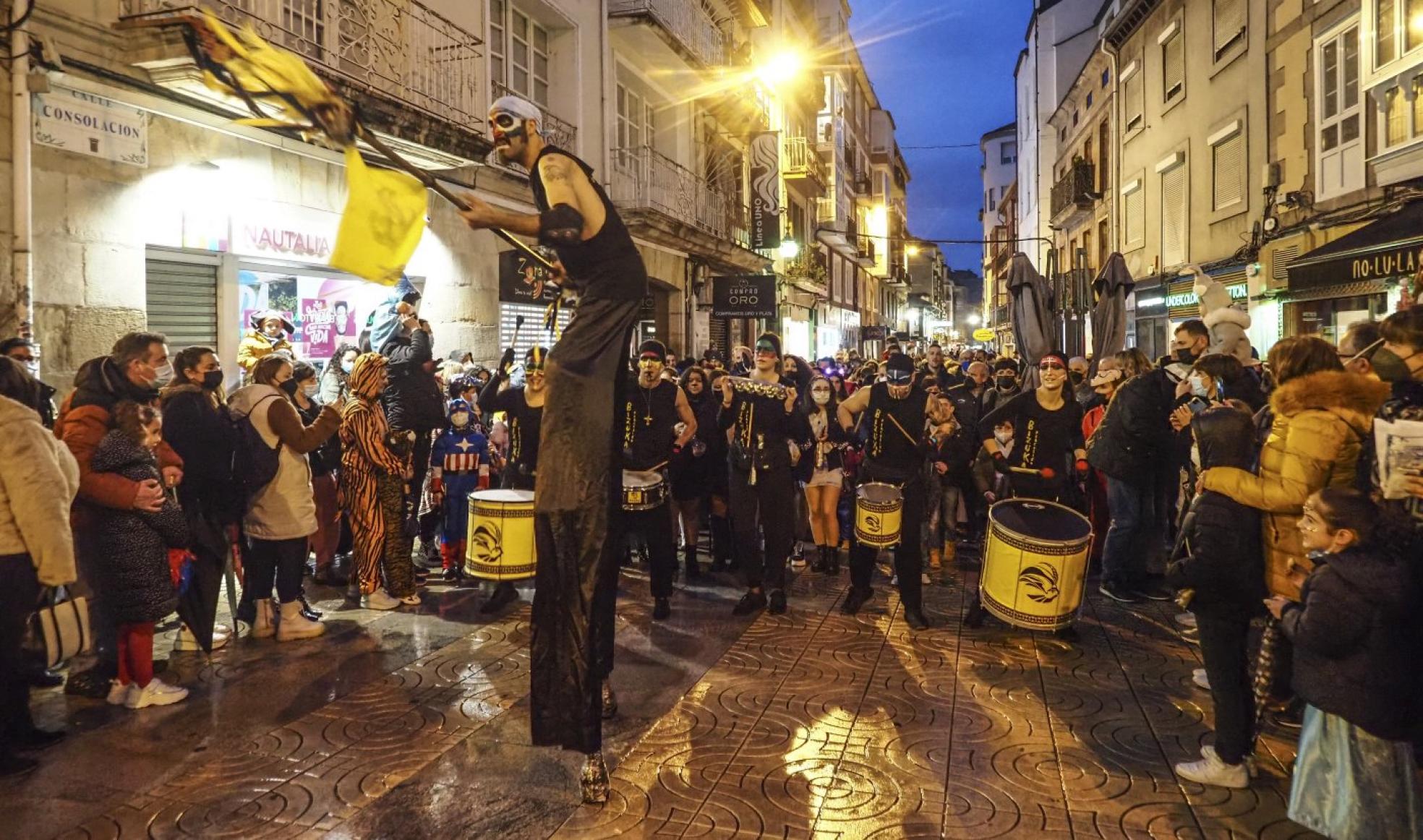 Un grupo musical anima las calles de Torrelavega. 