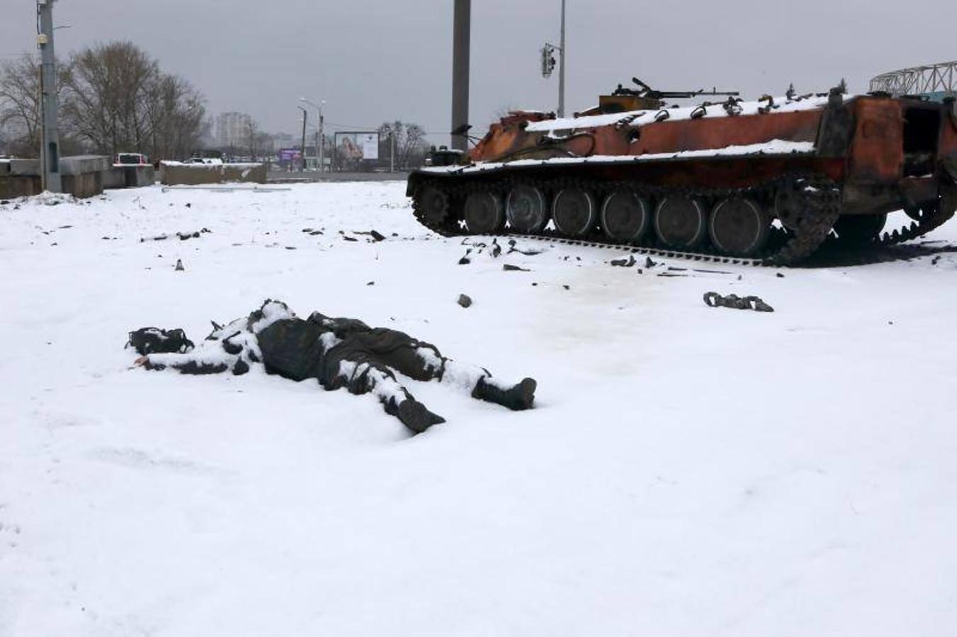 Soldado ruso abatido a las afueras de Járkov.