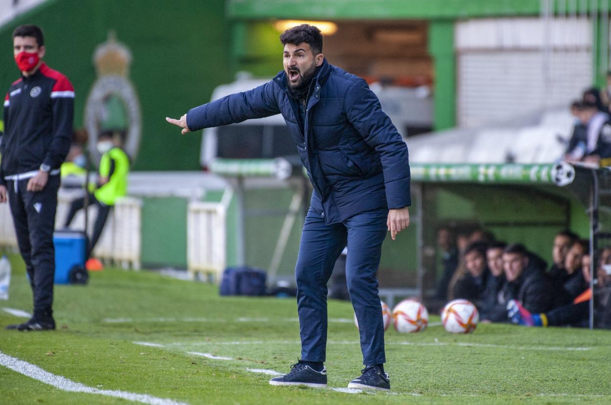 Guille Romo da instrucciones a sus futbolistas. 