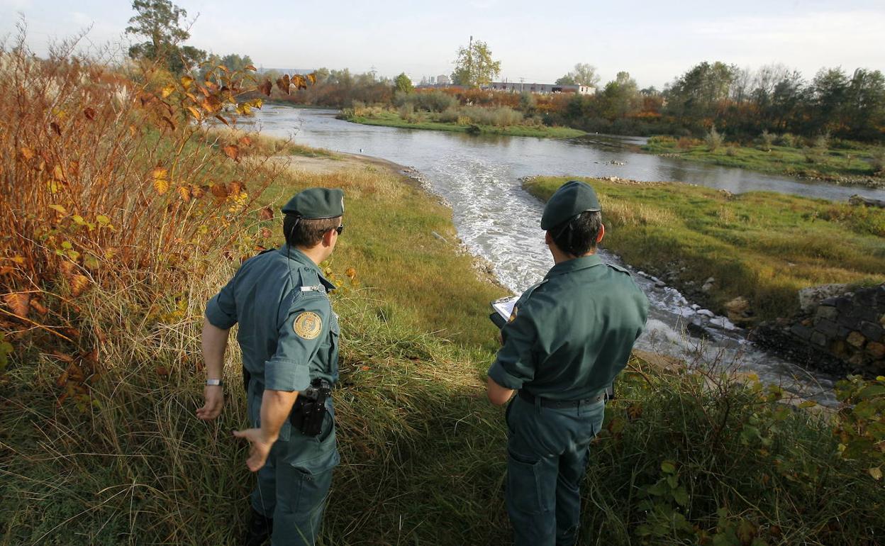 Agentes de la Guardia Civil en labores de control del río. Imagen de archivo.