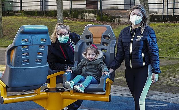 Ana Pellón y sus hijas, Alessia y la pequeña Zoe, pasan el rato en los columpios.