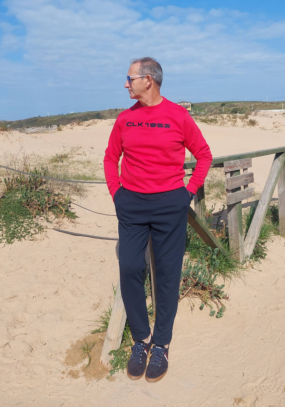 José Ángel posa con el look rojo y azul, una de sus combinaciones favoritas.