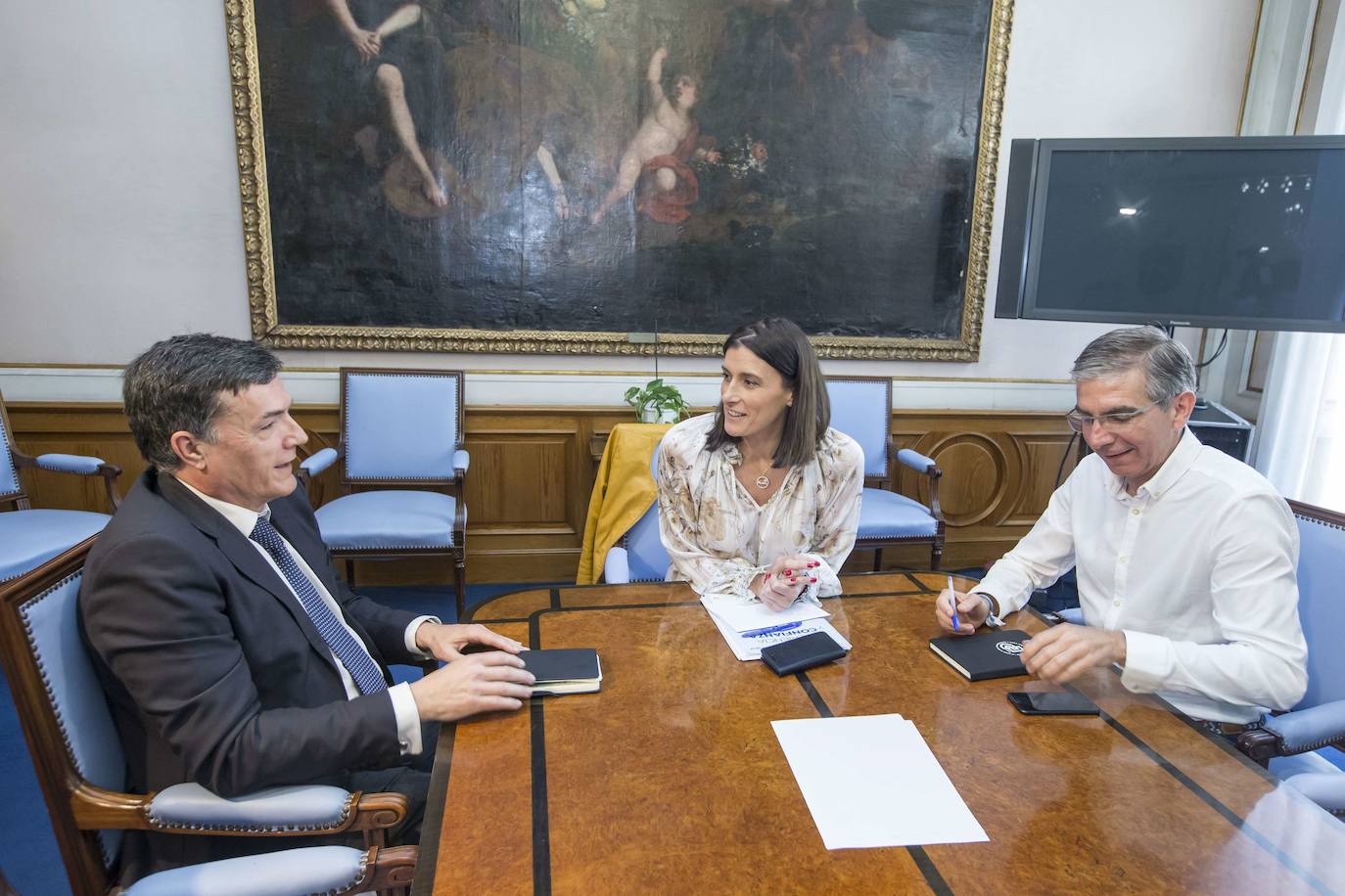 Imagen de archivo de una reunión entre el concejal de Vox Guillermo Pérez-Cosío, la alcaldesa Gema Igual y el concejal César Díaz.