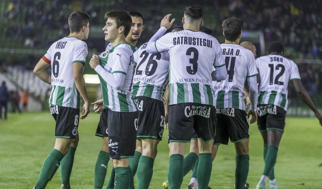 Pablo Torre, junto a sus compañeros, celebra uno de sus goles frente al Rayo Majadahonda. 