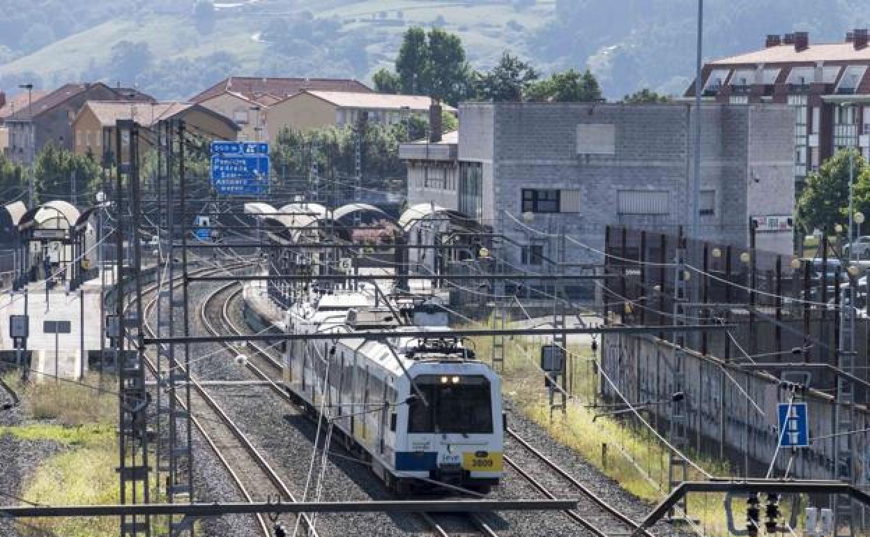 Un tren de Cercanías pasa por la estación de La Cantábrica, en El Astillero, donde también se realizarán diversas actuaciones.