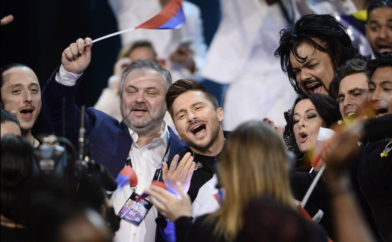 Sergey Lazarev, en el centro, representante ruso en 2016 en Eurovisión. 