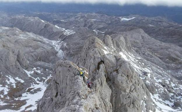 Cresteando los Argaos, al inicio del viaje a través de la Integral, alzándose por encima de los 2000m de altura