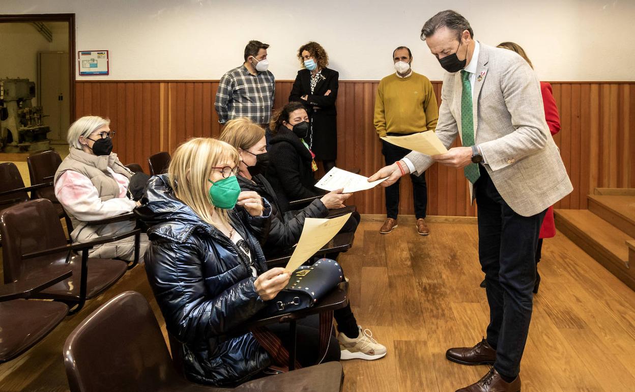 Entrega de diplomas a las rederas que se encargarán de formar y evaluar a sus compañeras.