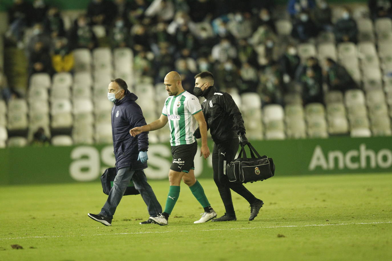 Unai Medina retirándose del campo el pasado domingo.