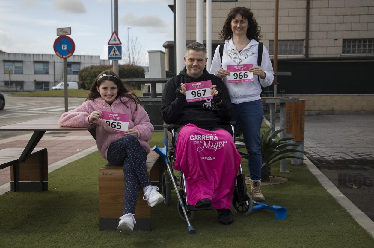 Sonia Díez y Silvia Cruz empujarán la silla de ruedas de Antonio Díez, recientemente operado. 