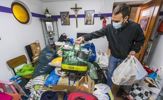 Ángel González, de la parroquia Padres Pasionistas, organiza el material.