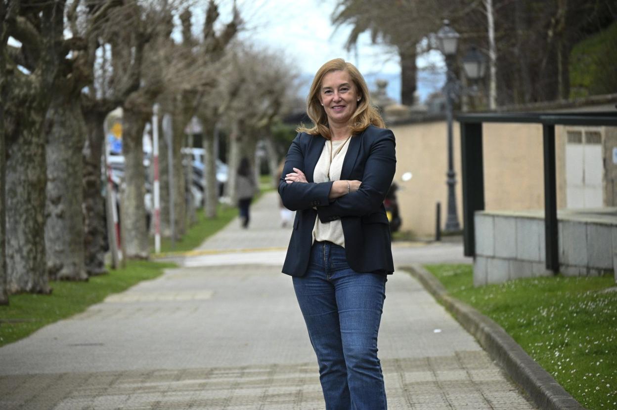 María José González Revuelta, ayer, frente a la sede del PP. 