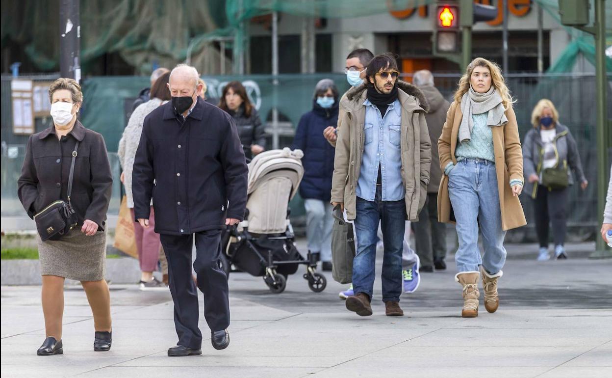 Gente paseando por Santander, con y sin mascarilla.